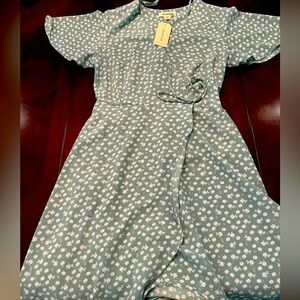Women’s Montau faux wrap dress. Size medium seafoam, green floral NWT.